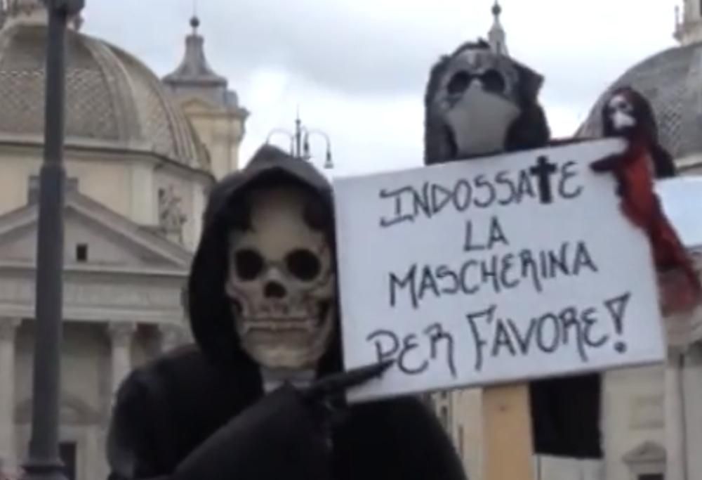 Vestito da Morte per le vie di Roma invita i cittadini a indossare la mascherina