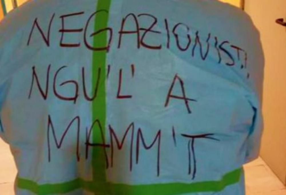 Medico in reparto con un messaggio “forte” per i negazionisti scritto sul camice
