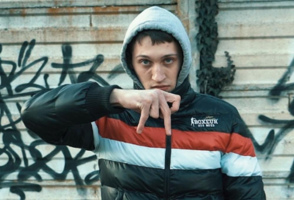 Massimo Pericolo,  la tuta indossata nel video “7 miliardi” va in beneficenza