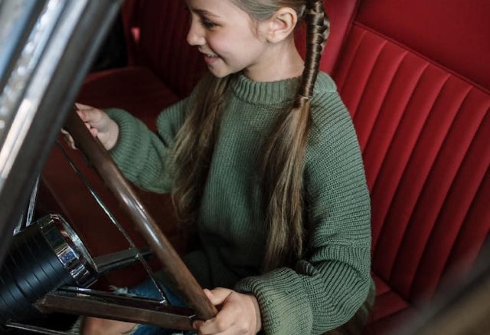 Bambina di 8 anni ruba il suv e va a fare la spesa