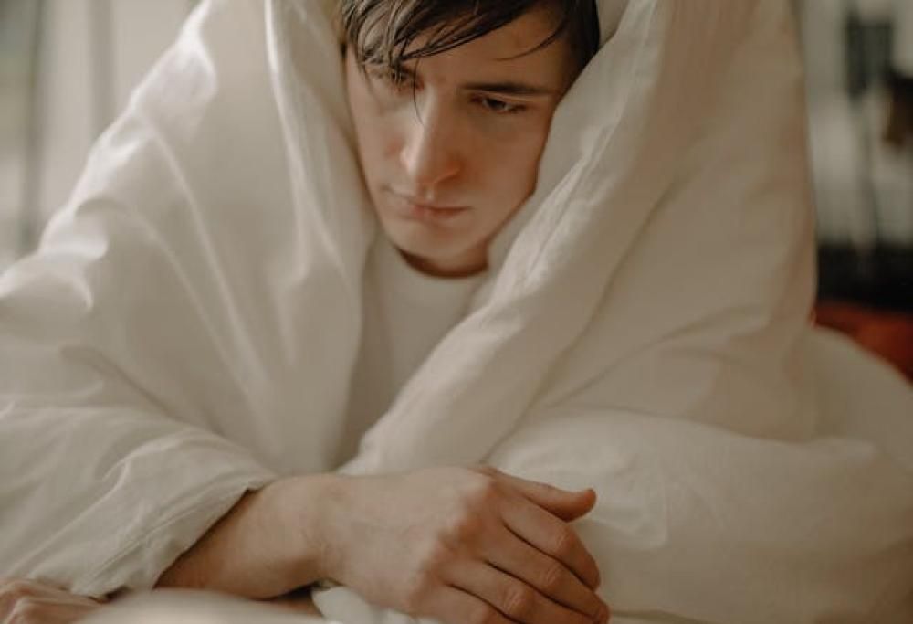 Il marito ha l’influenza e lei lo porta dalla mamma