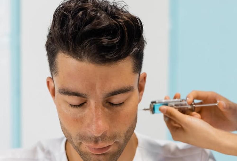 Gli uomini spendono più delle donne in chirurgia estetica