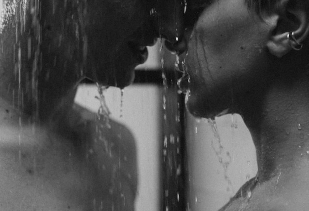 Doccia in coppia per risparmiare