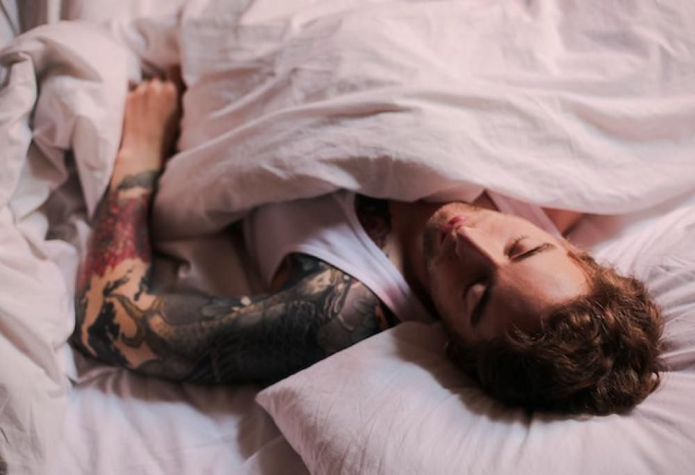 Perché dormiamo con il lenzuolo anche in estate?