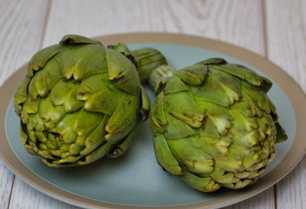 Le esplode un carciofo in mano mentre lo sta tagliando