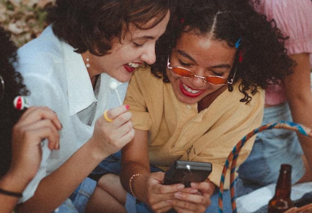 Presta il marito alle amiche che vogliono fare sesso