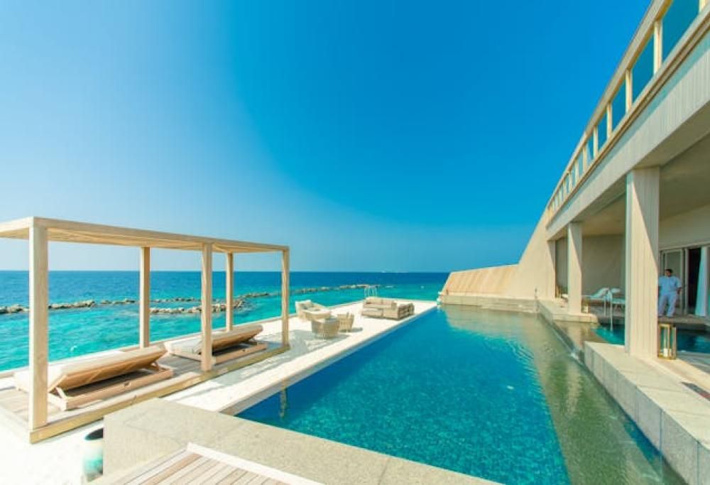 Lavori da sogno, 100mila euro per fare il bagno in piscina