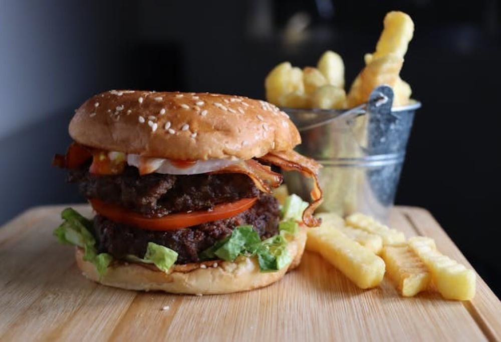 Mangia solo hamburger e patatine, bambino diventa cieco