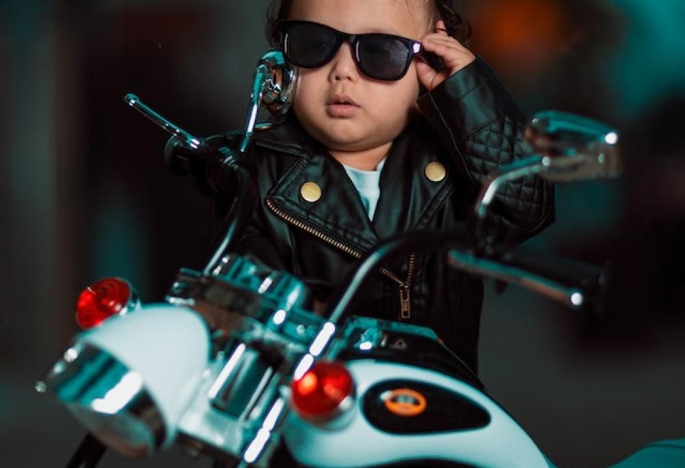 Due bambini scappano su una minimoto dall’asilo