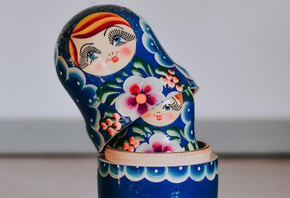 Gioco erotico con matrioska finisce male