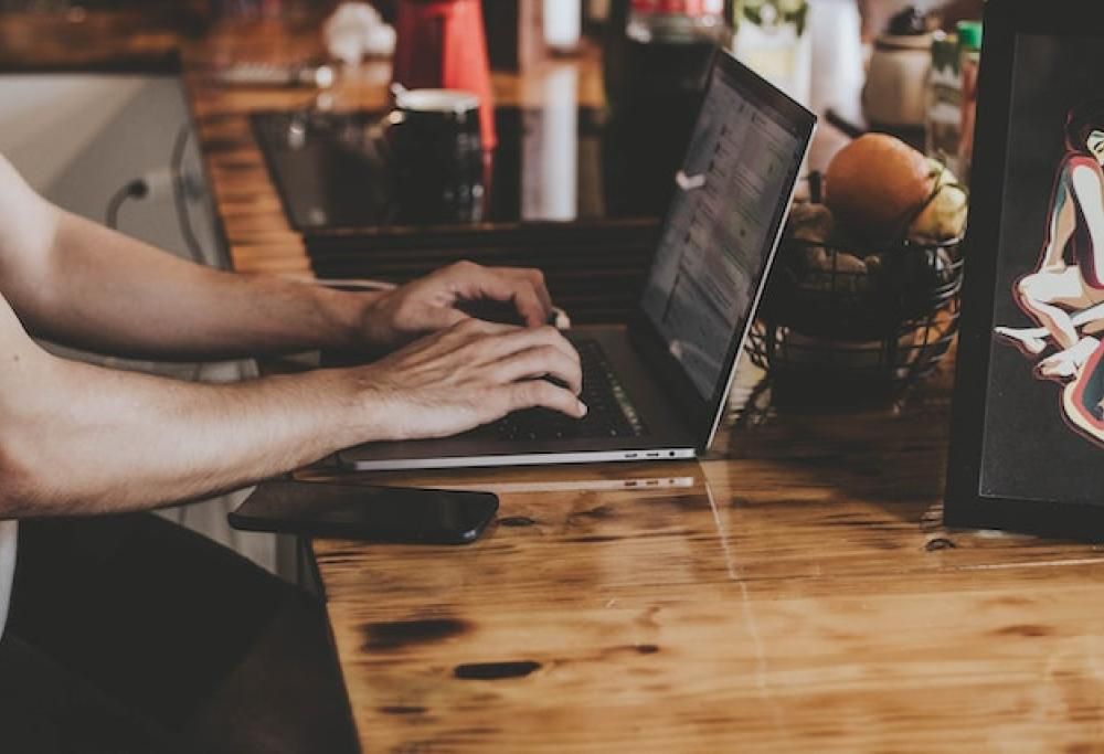 Giro di vite sui siti porno anche in Italia