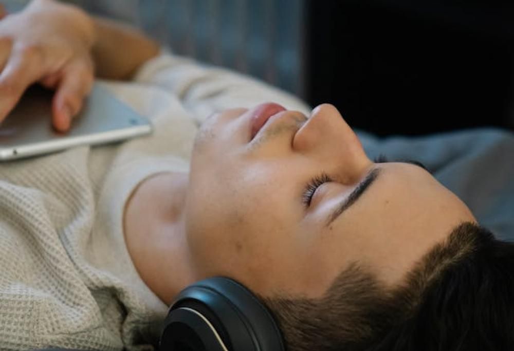 Dorme ascoltando musica e perde l’udito