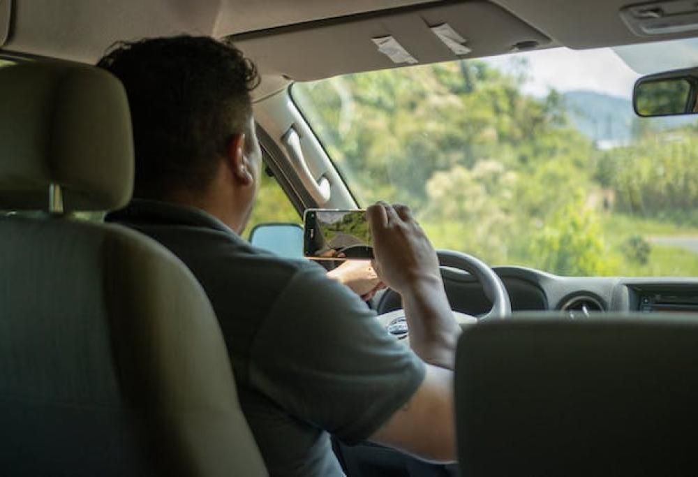 Il 10% degli italiani usa il cellulare alla guida