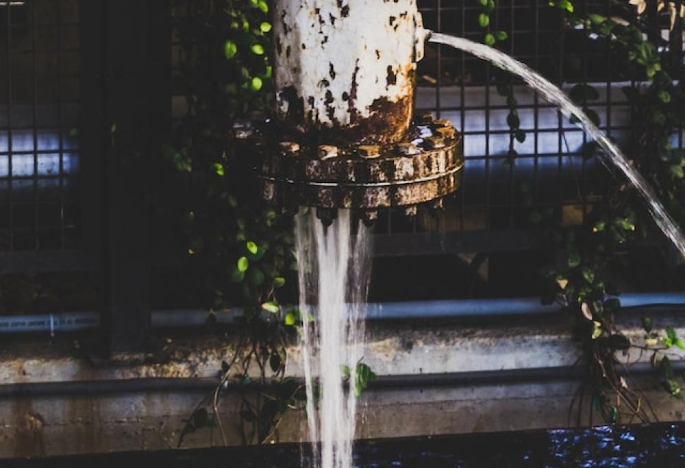 Perde anello nel wc, lo ritrova 13 anni dopo nelle fogne