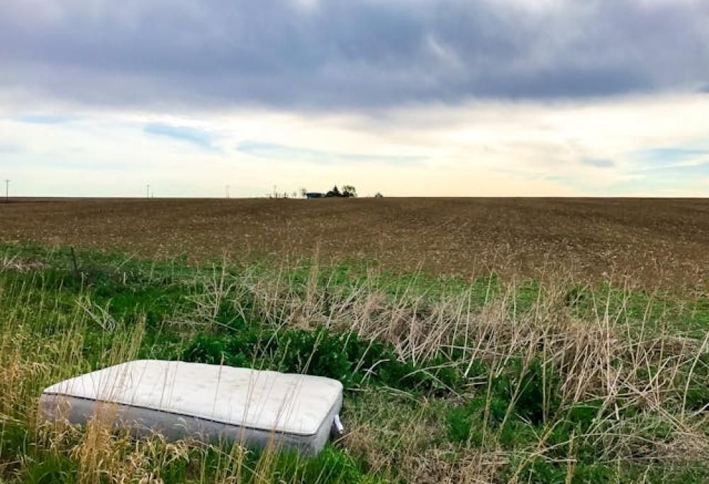 Butta il vecchio materasso, ma dentro c’erano 50mila euro
