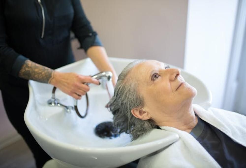 Clienti del parrucchiere cinese perdono i capelli a ciocche