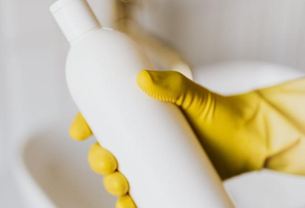 Dolori addominali, ha un tubo di gel lubrificante nel retto