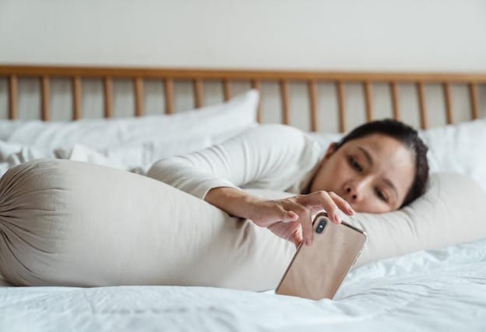 Perché si controllano i social prima di dormire?