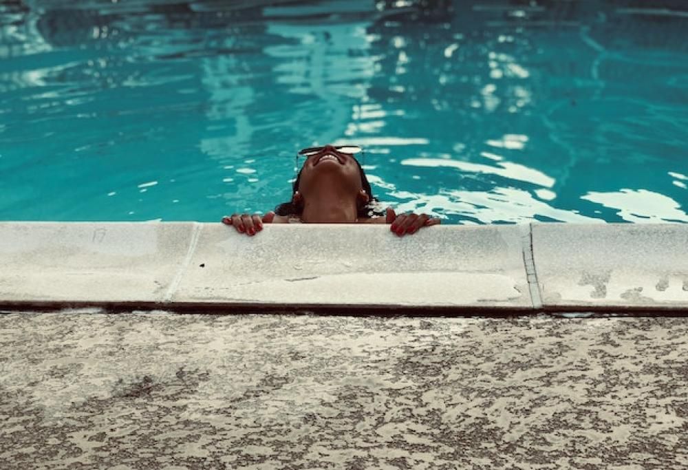 Topless libero in piscina a Berlino