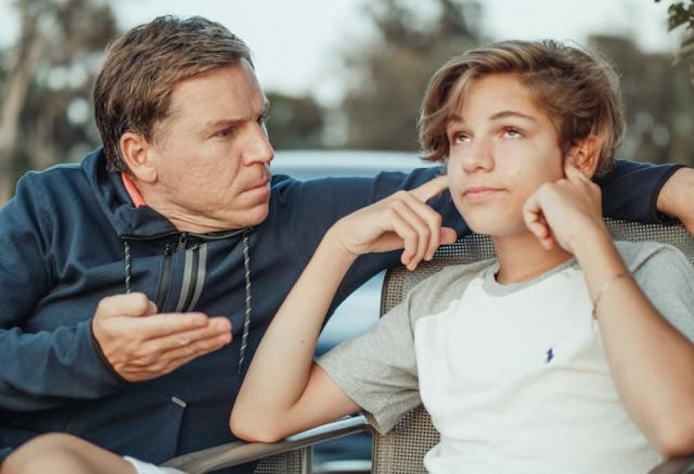 Cocaina e prostitute al figlio 13enne per tirarlo su di morale