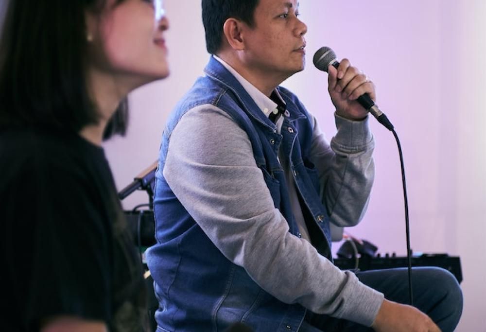 Collassa per troppo karaoke