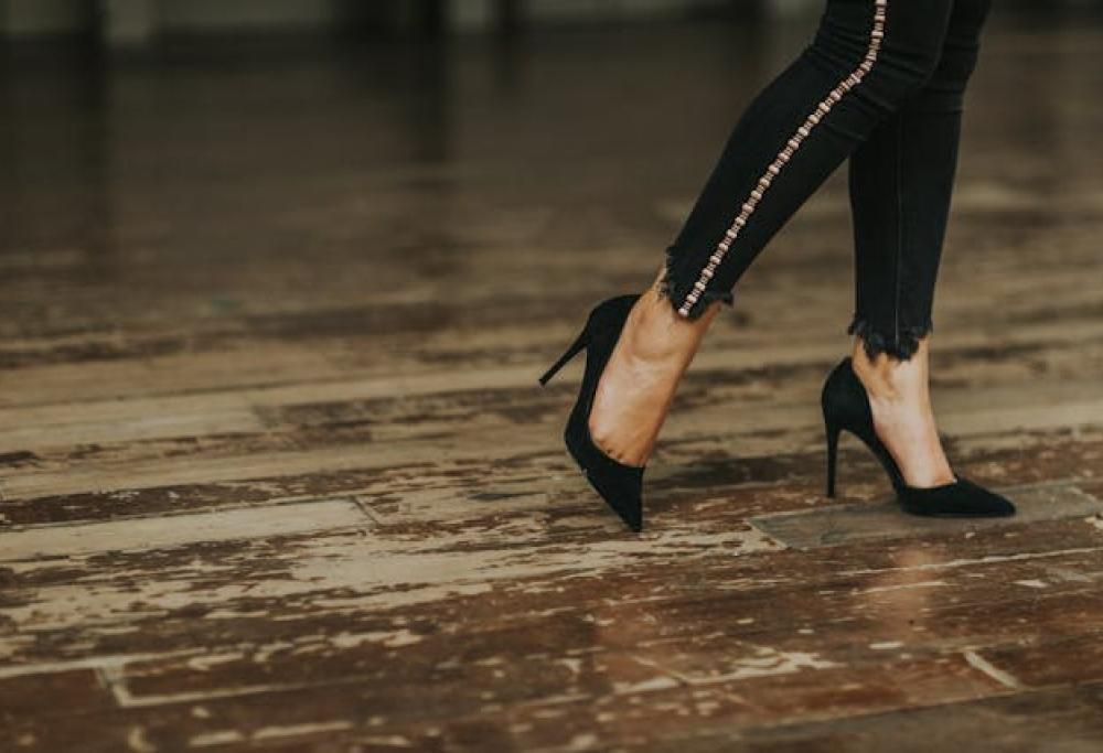 Fa troppo rumore con i tacchi, risarcita la vicina di casa