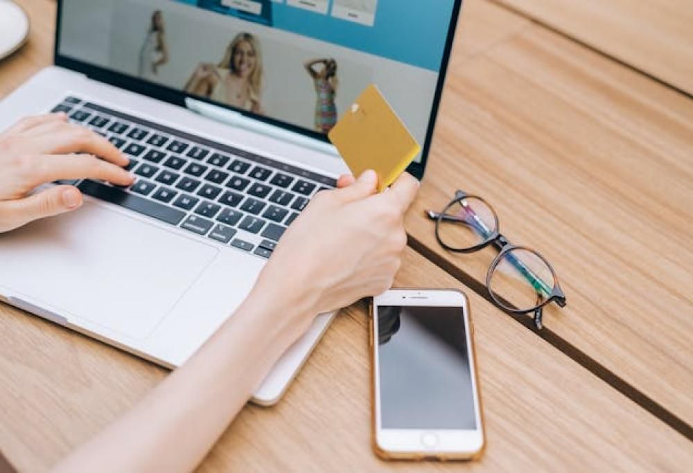 Usa la carta aziendale per comprare 220mila euro in cartucce per stampante