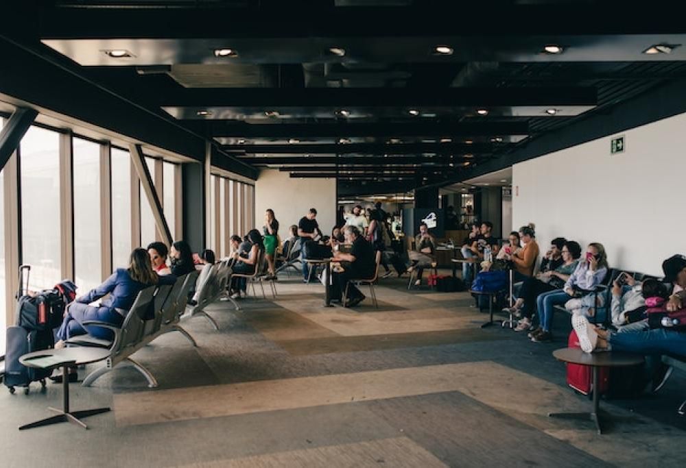 Fa uno scherzo e annuncia ritardo di 6 ore del volo