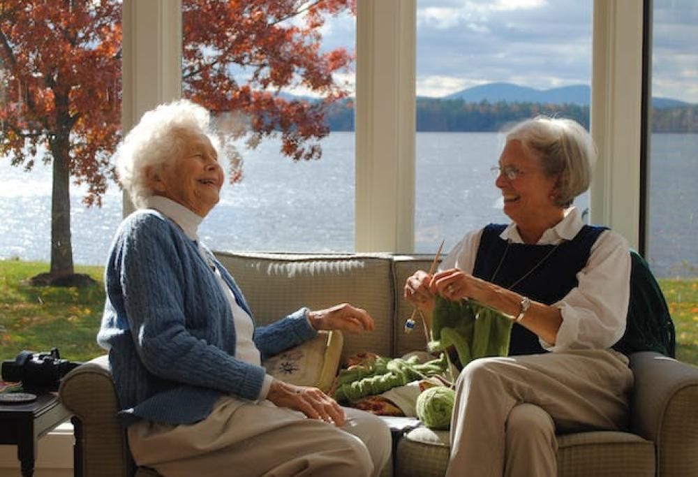 Gemelle di 104 anni svelano che è l’alcol il loro segreto