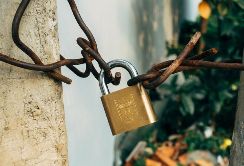 Occupano la sua casa mentre è dalla figlia