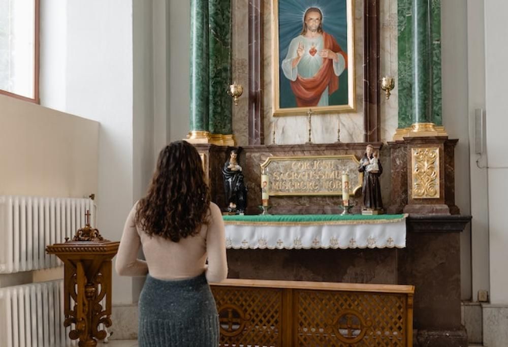 Fa la cacca sull’altare, arrestata