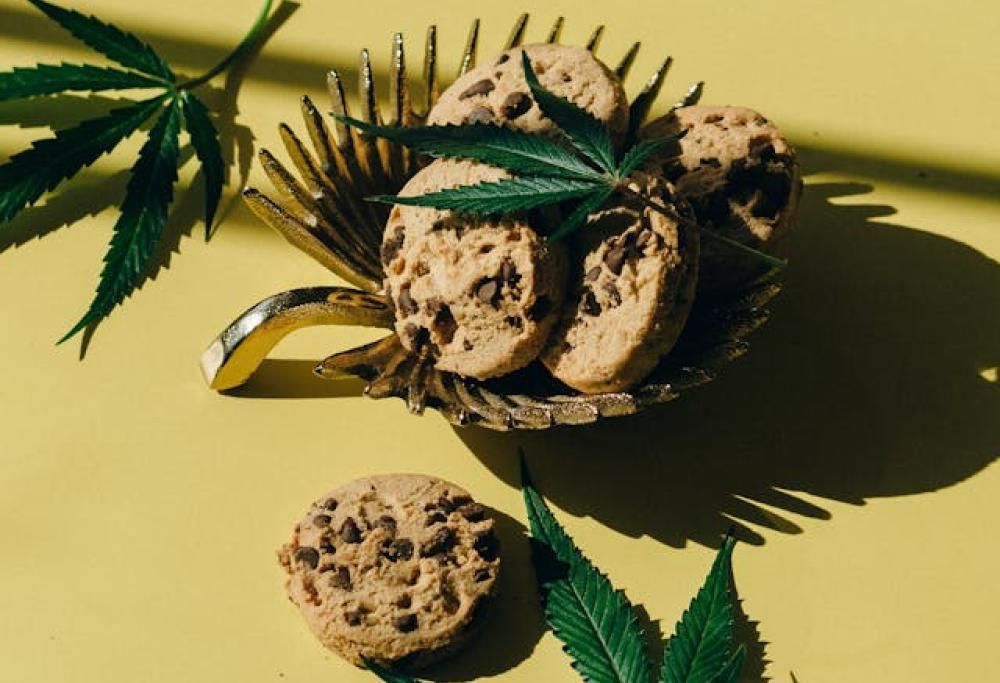 Torta alla marijuana in azienda, 3 finiscono in ospedale