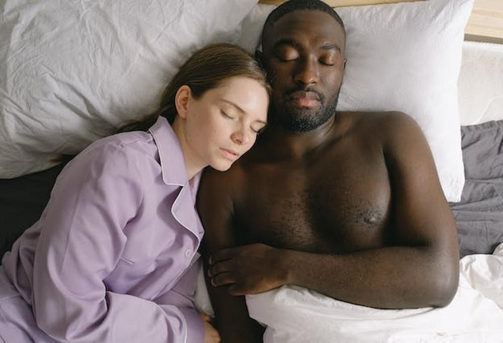 Le chiede di dormire senza vestiti, ma lei si rifiuta