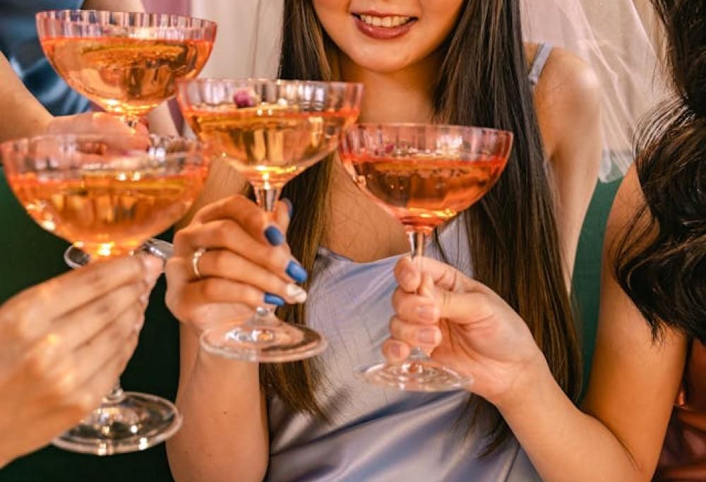 Invita tutti i suoi ex al matrimonio