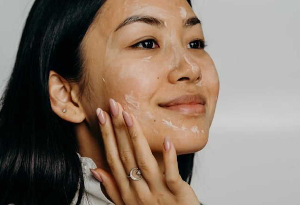 Usa lo sperma del fidanzato come detergente viso