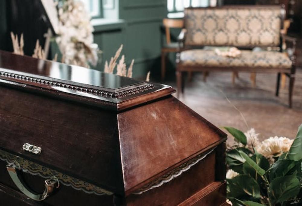 Addetti delle pompe funebri fanno a botte