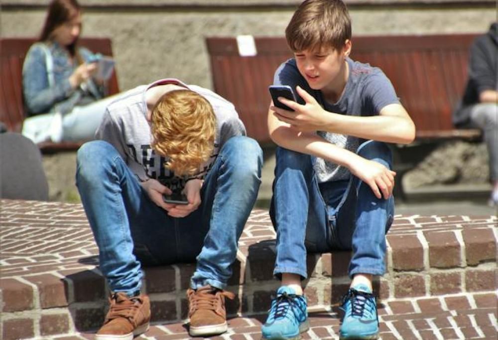 Smartphone, cresce la dipendenza tra i minori