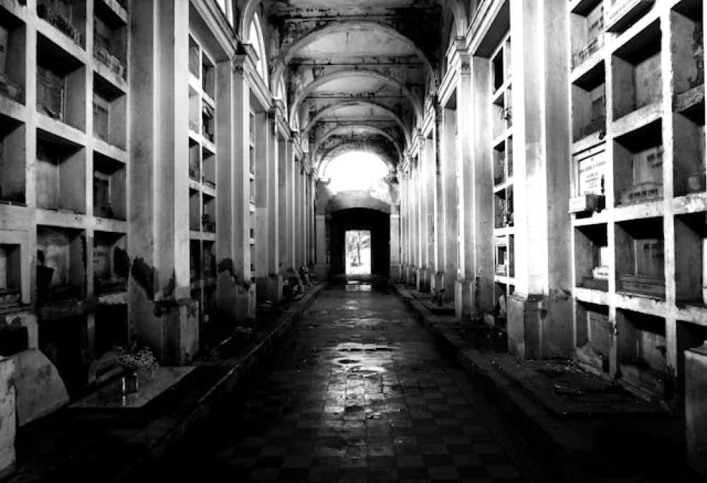 Cade in una tomba al cimitero