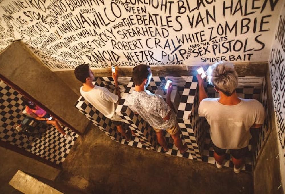 Perché i maschi non centrano il buco del wc?