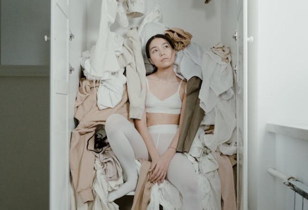 17 minuti al giorno davanti all’armadio per scegliere l’outfit