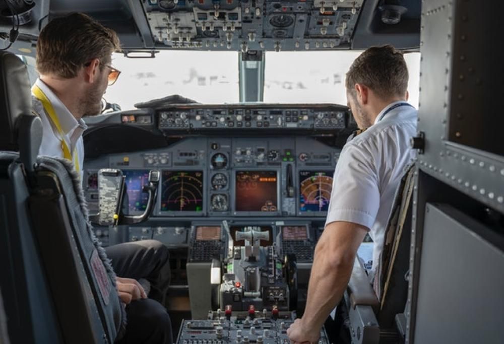 Puzza di calzini in cabina, aereo costretto all’atterraggio