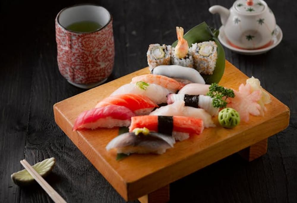 Conto da 109 euro al sushi, tenta di investire il ristoratore