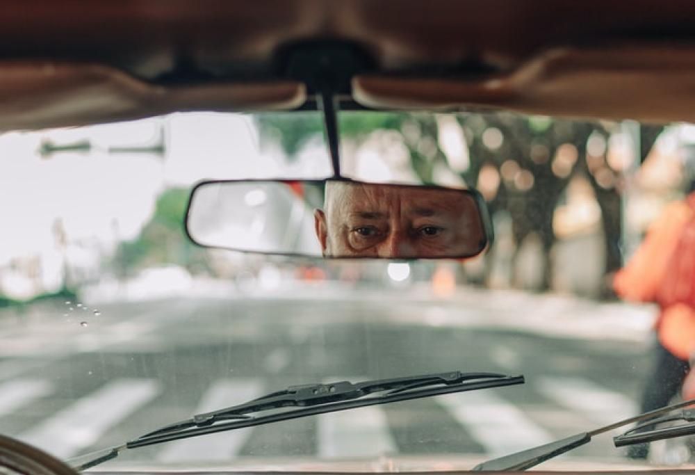 Guida da 70 anni senza patente e senza assicurazione