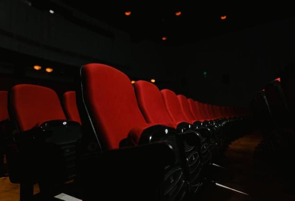 Si addormenta al cinema e si sveglia quando ormai è chiuso