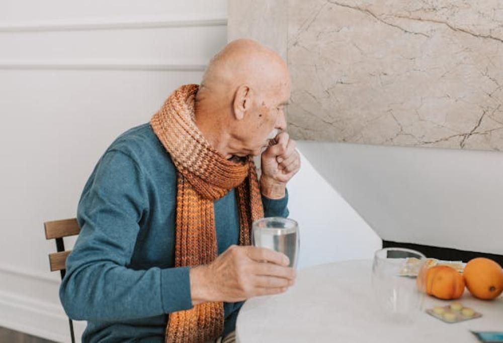 Tosse e starnuto insieme, colon esplode