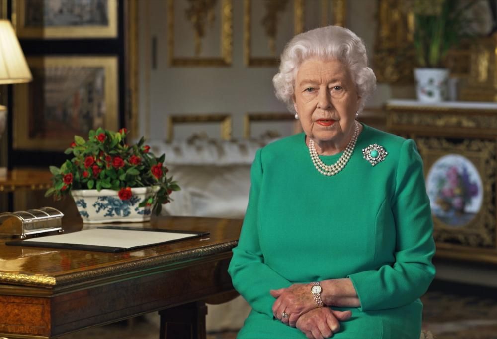 La Regina Elisabetta chiede ai dipendenti l’allontanamento dalle famiglie per sicurezza: molti si sarebbero lincenziati