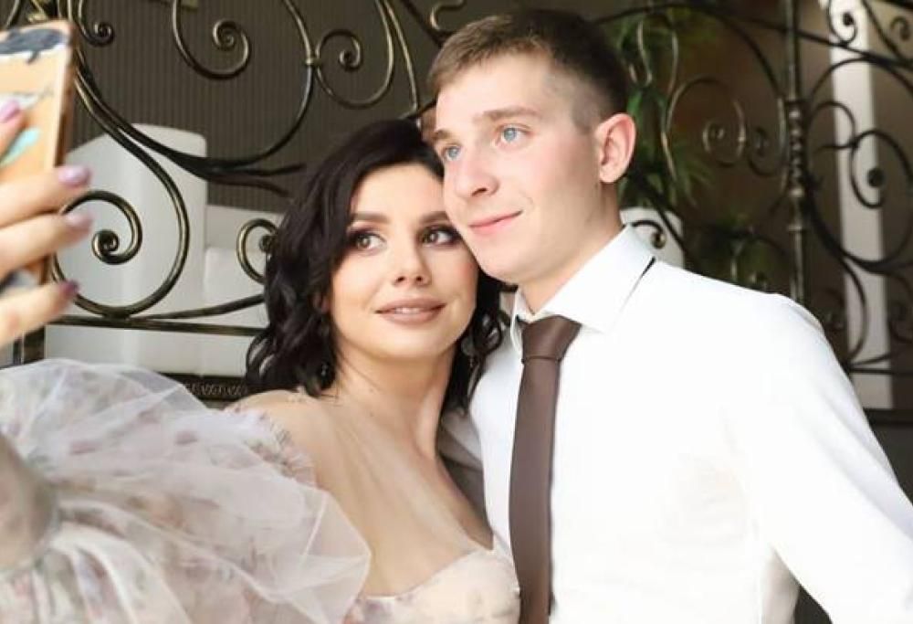 Influencer sposa il suo figliastro dopo essersi separato da suo padre