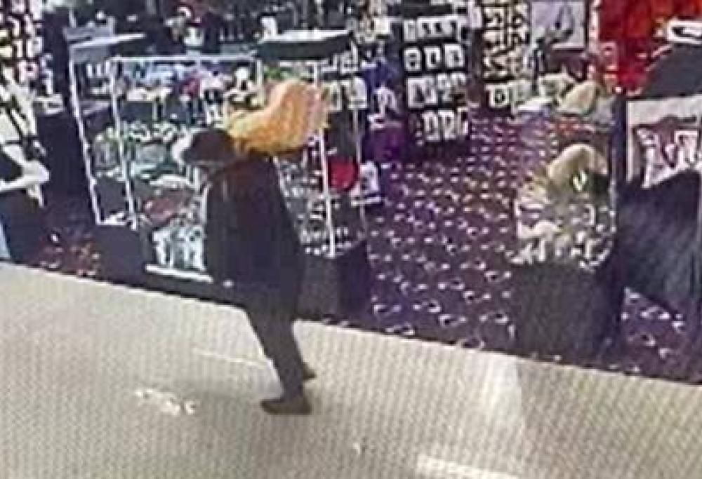 Uomo crede di passare inosservato dopo aver rubato un dildo di 90 centimetri