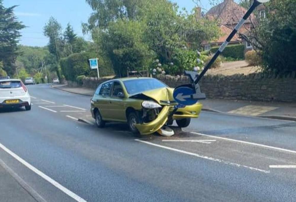 Automobilista si schianta con l’auto dopo aver individuato un ragno all’interno