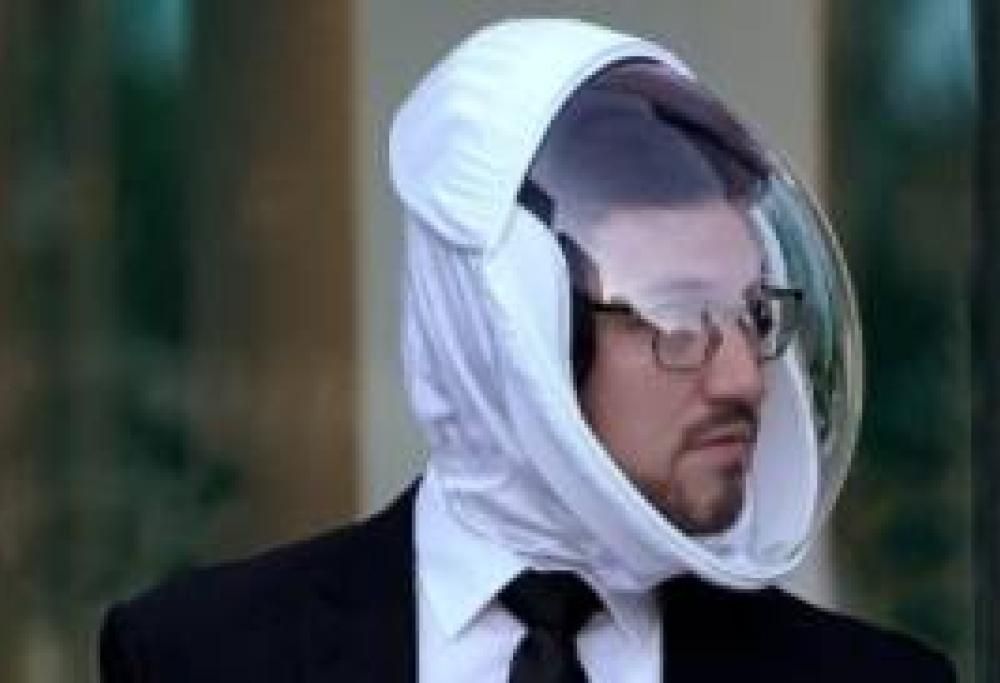 Il design di questo elmetto per proteggersi dal Covid-19 divide in due l’opinione pubblica